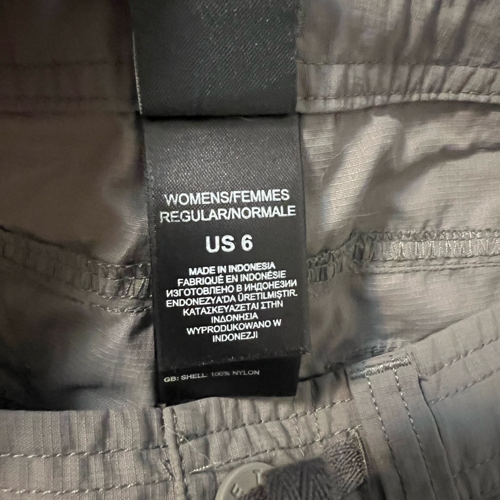 The North Face | Convertible Zip Off Hiking Pants - Picture 9 of 12